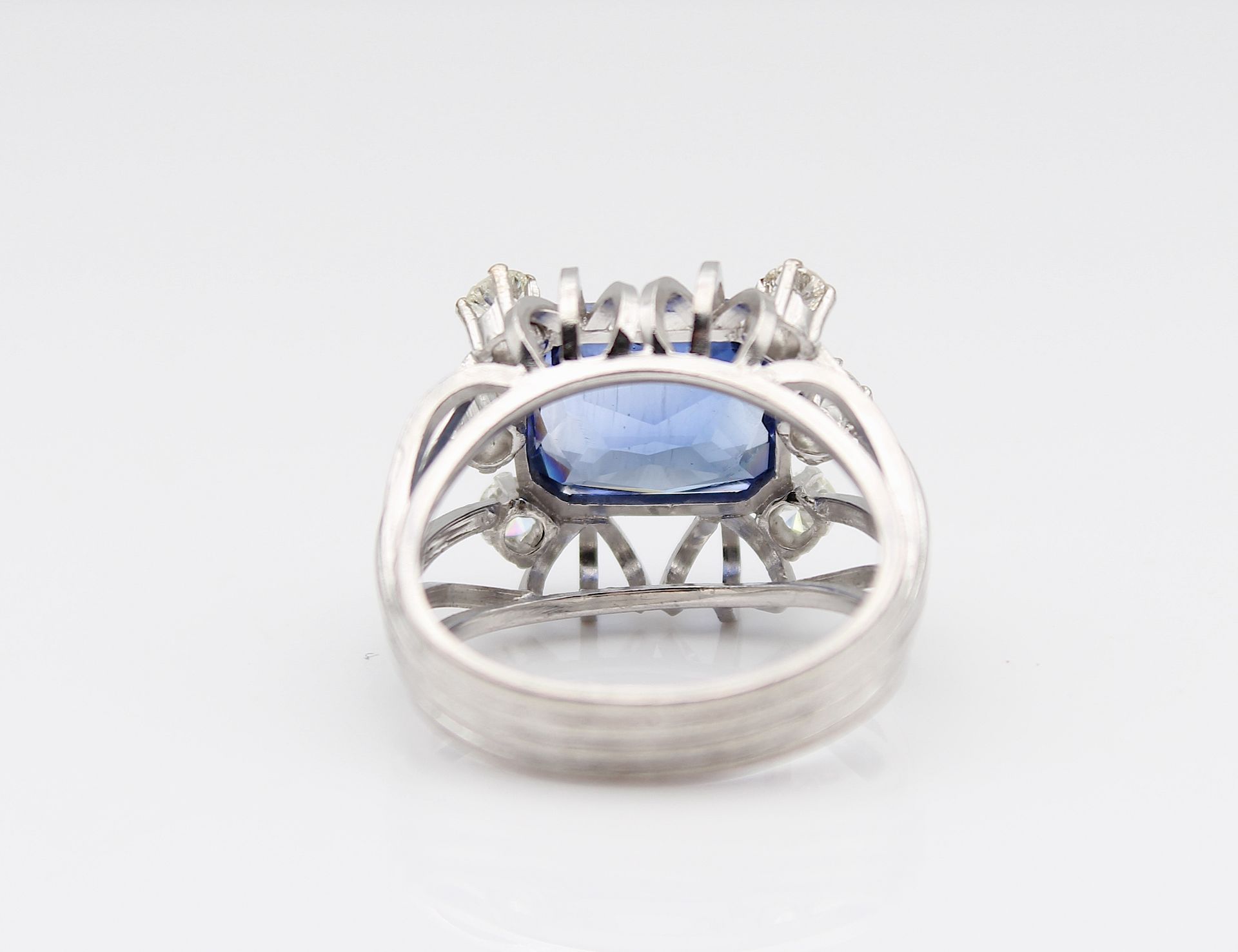 Imposing ring with a large synth. sapphire - Image 4 of 4