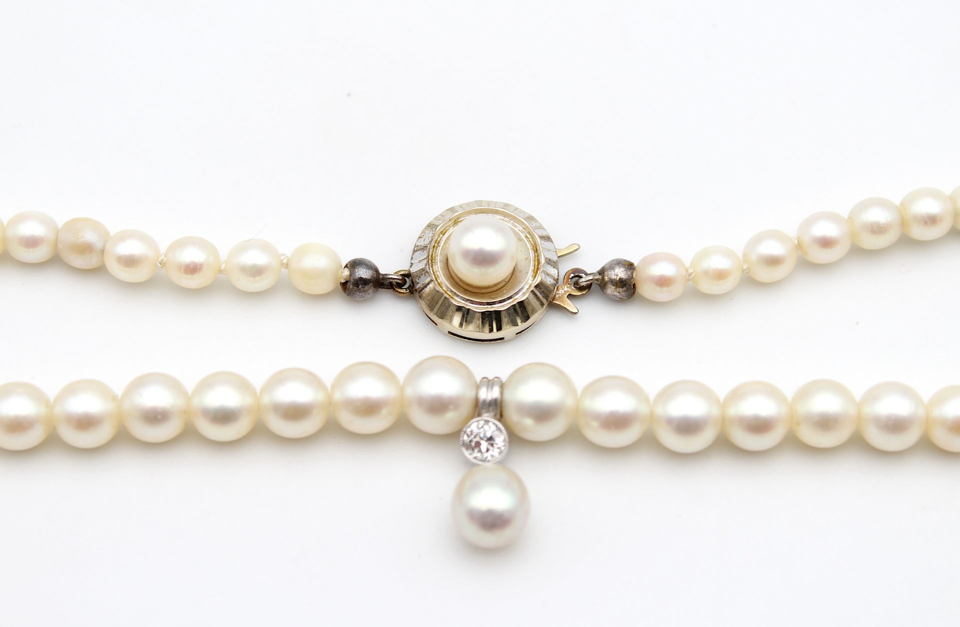 Elegant cultured pearl necklace with a diamond - Image 2 of 3