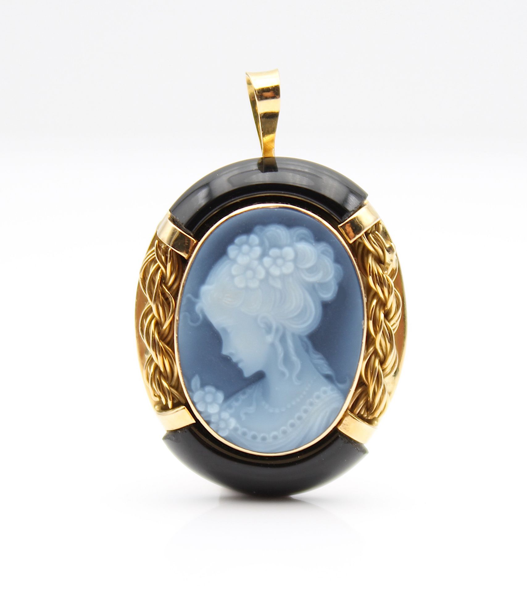 Unique brooch/pendant with agate cameo