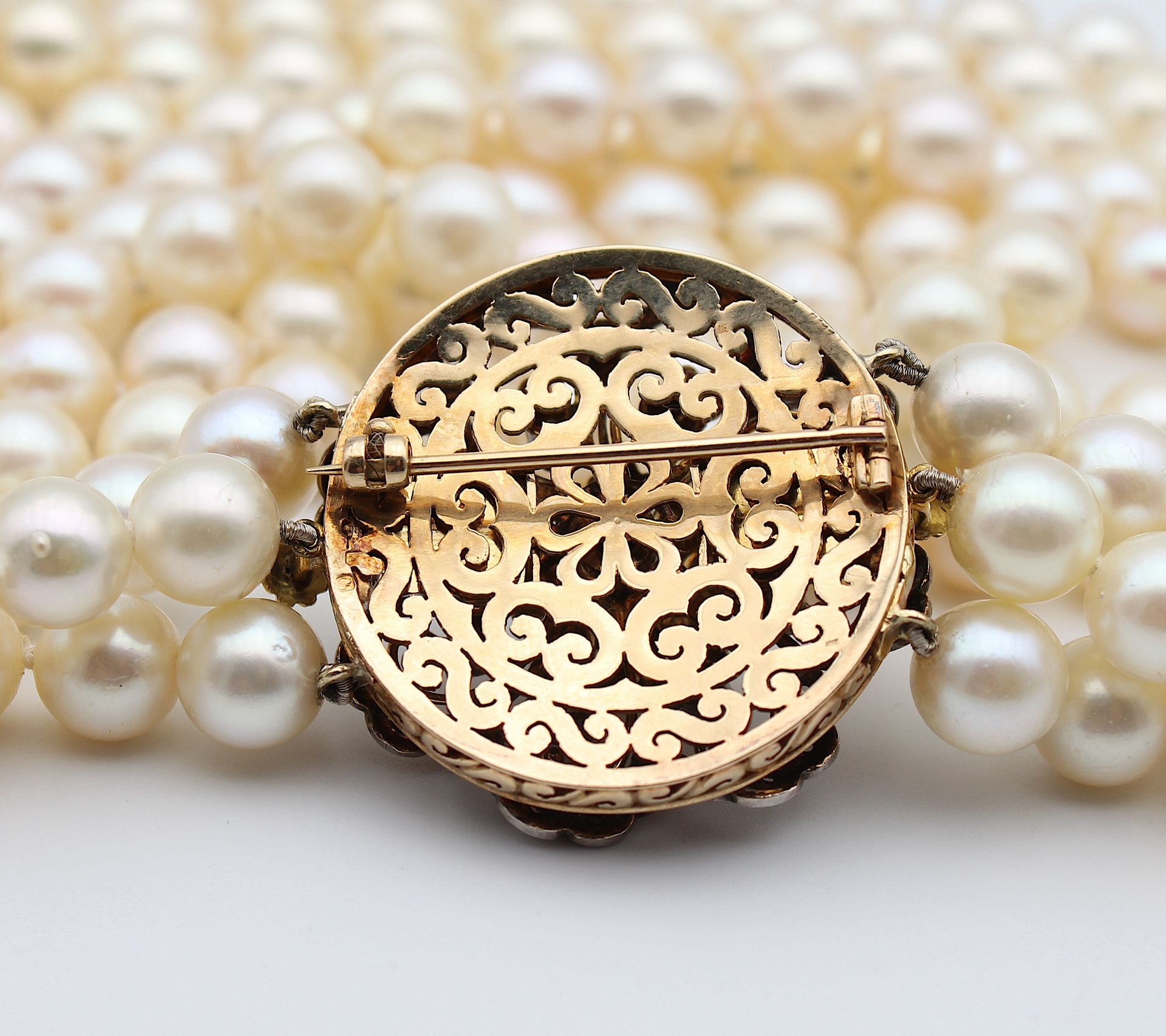 Vintage cultured pearl necklace with large gold lock with diamonds - Image 5 of 6