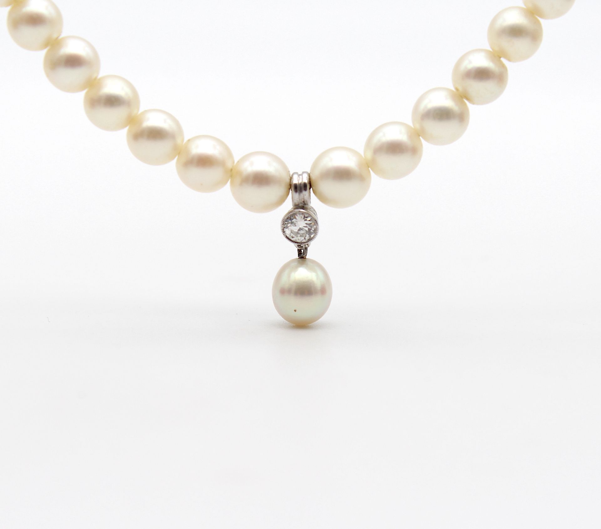 Elegant cultured pearl necklace with a diamond