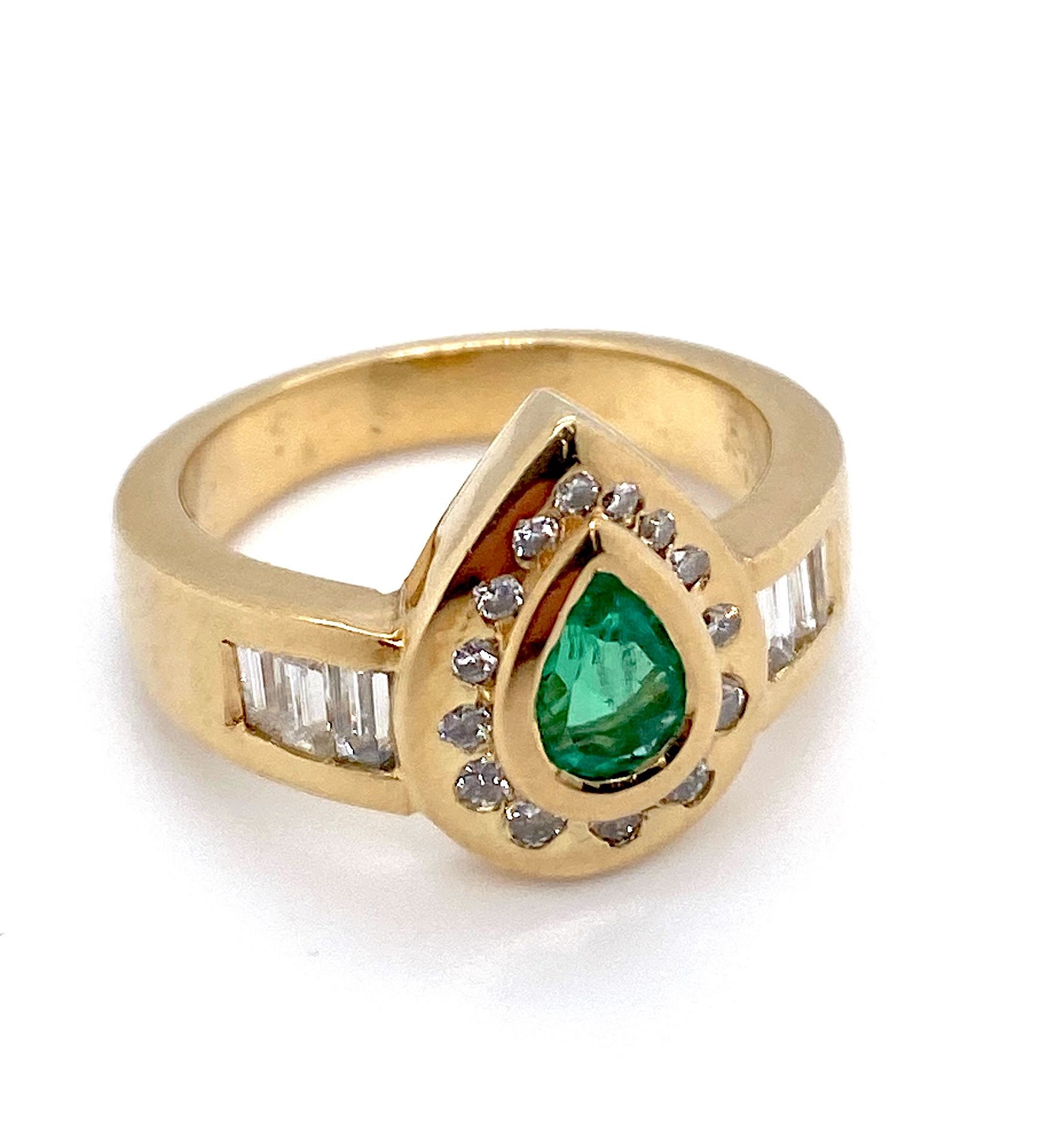 Ring with one emerald, brilliants and diamonds, total ca. 0,45 ct