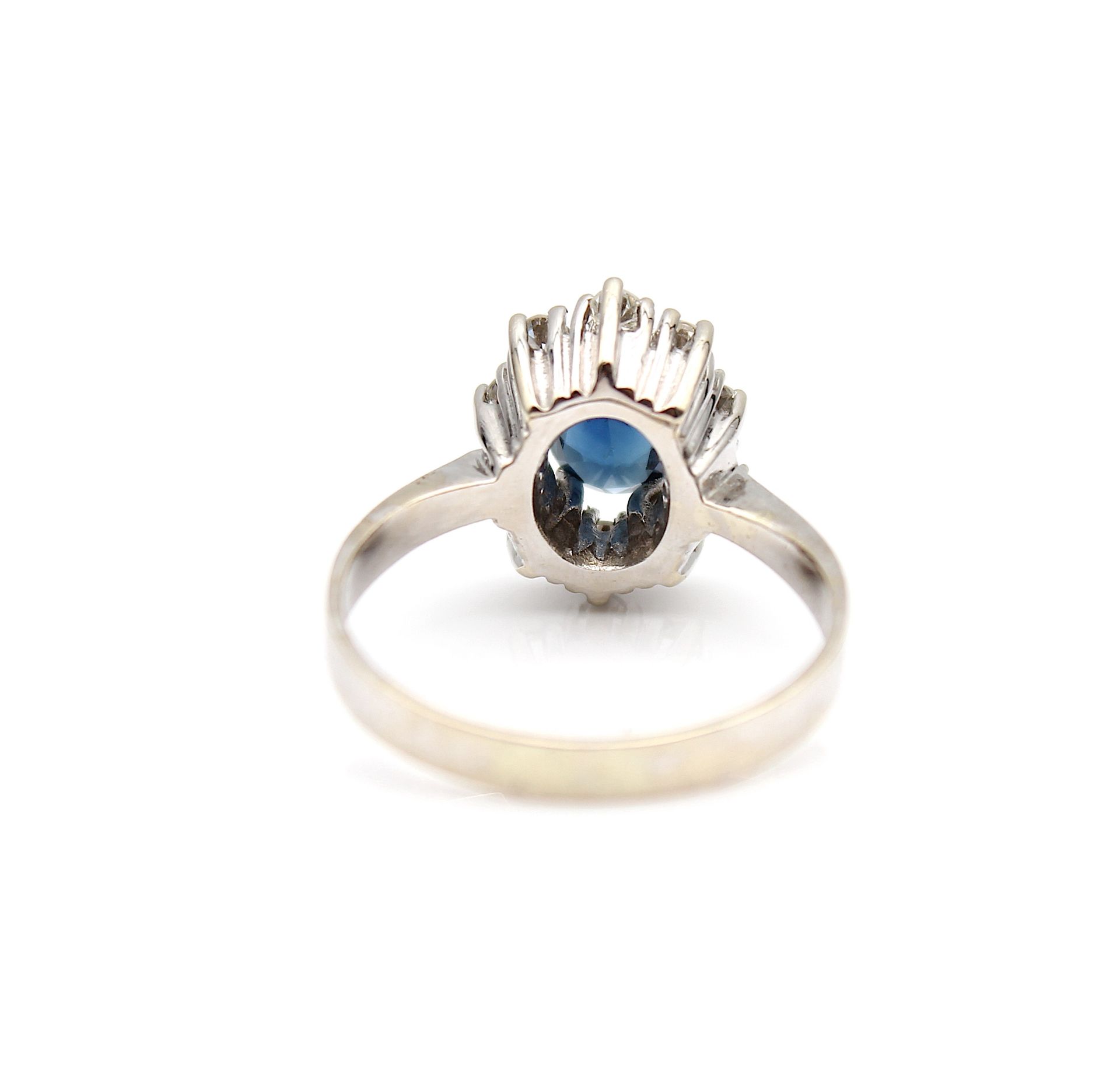 Classic sapphire ring with diamonds - Image 3 of 4