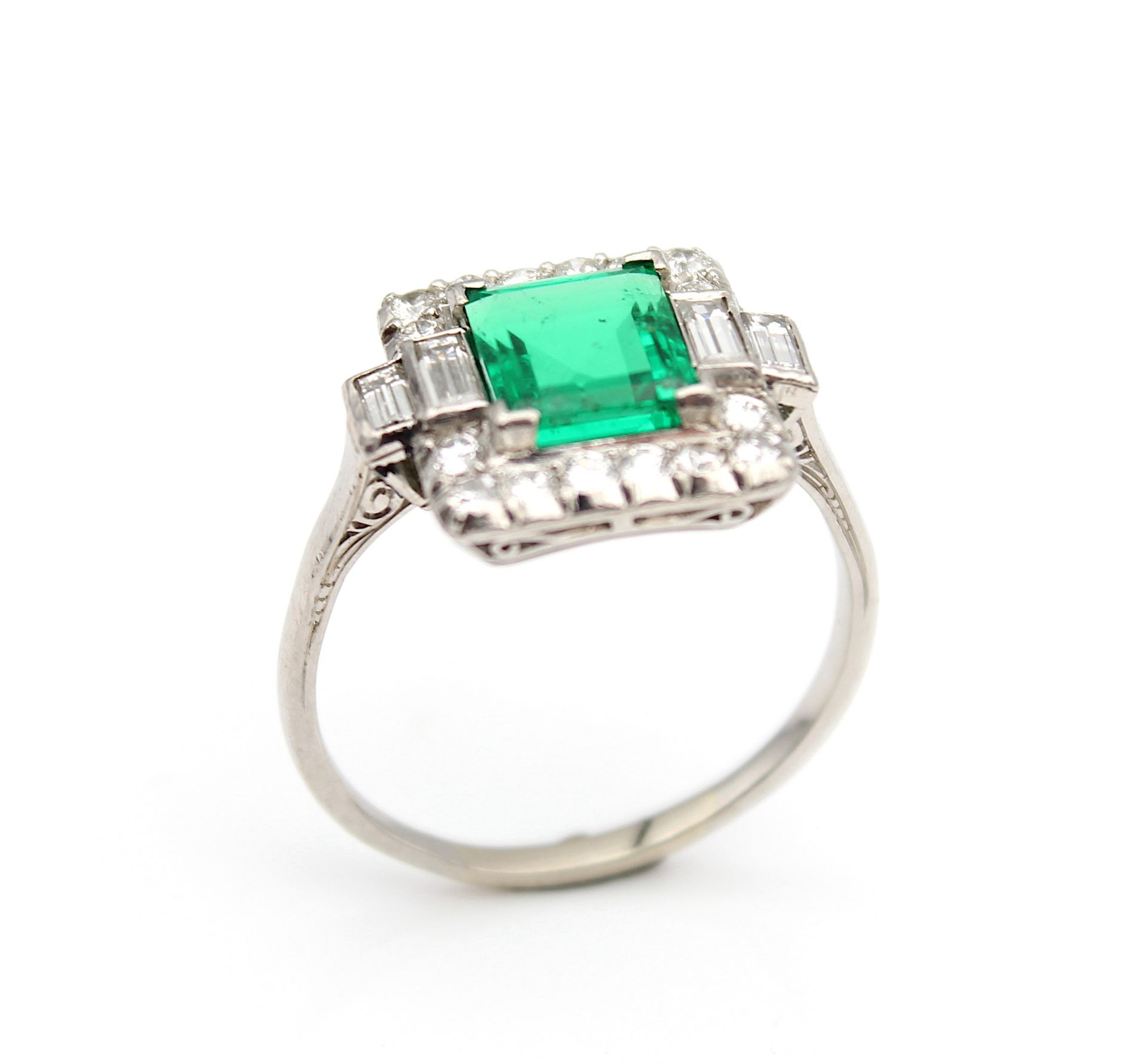 Platinum ring with an emerald and diamonds - Image 2 of 4