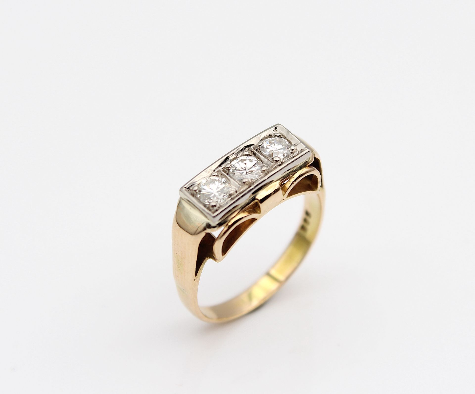 Vintage ring with brilliants