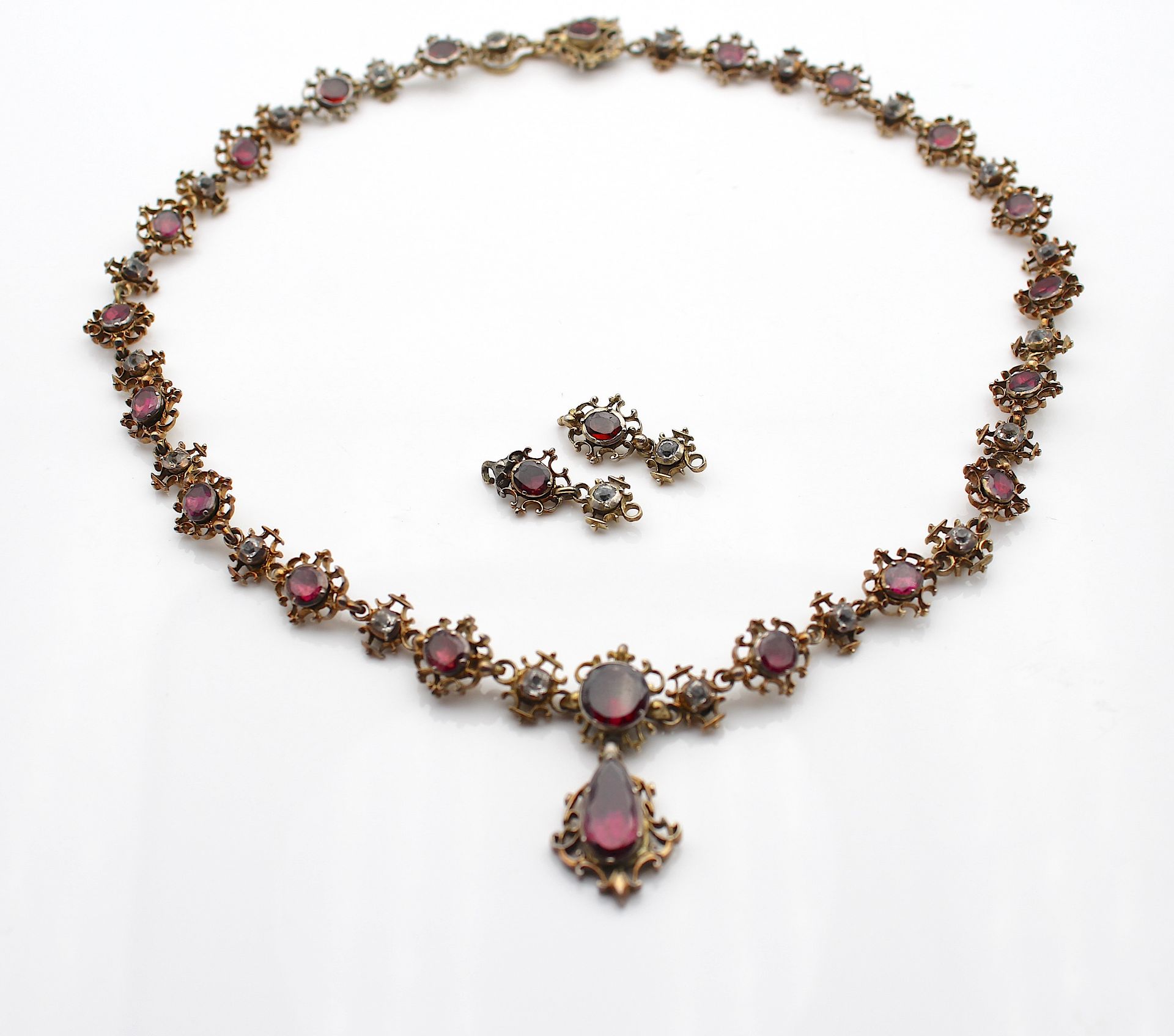 Charming antique necklace with garnet and rock crystal