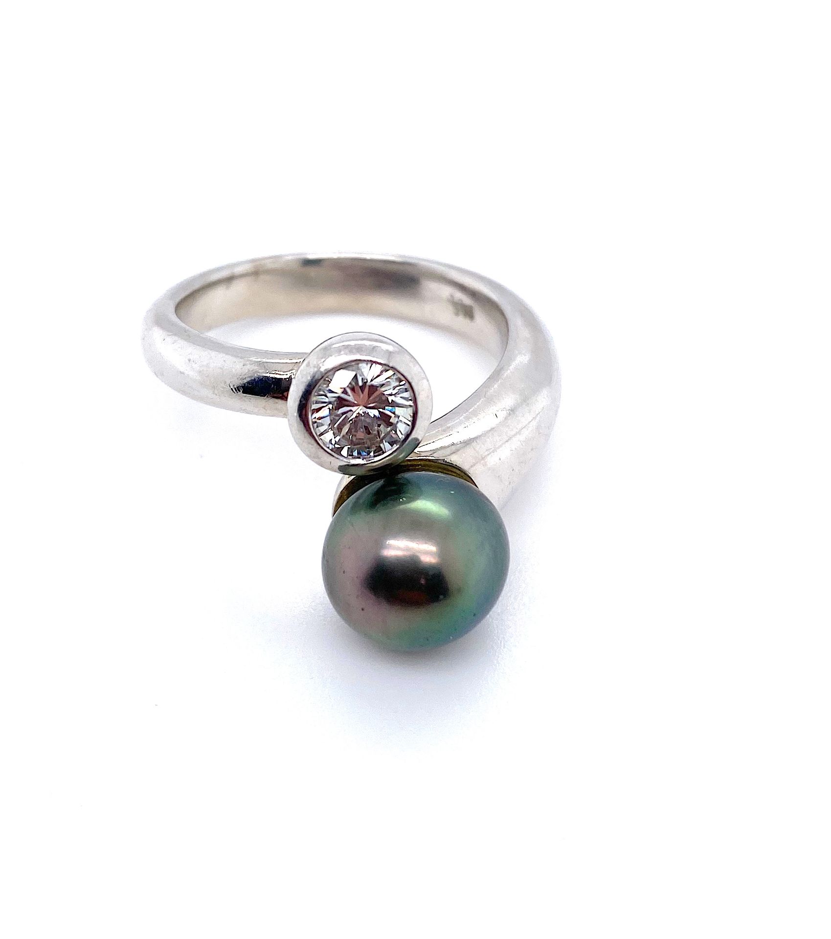 Ring with one cultured pearl and one brilliant cut diamond ca. 0,50 ct