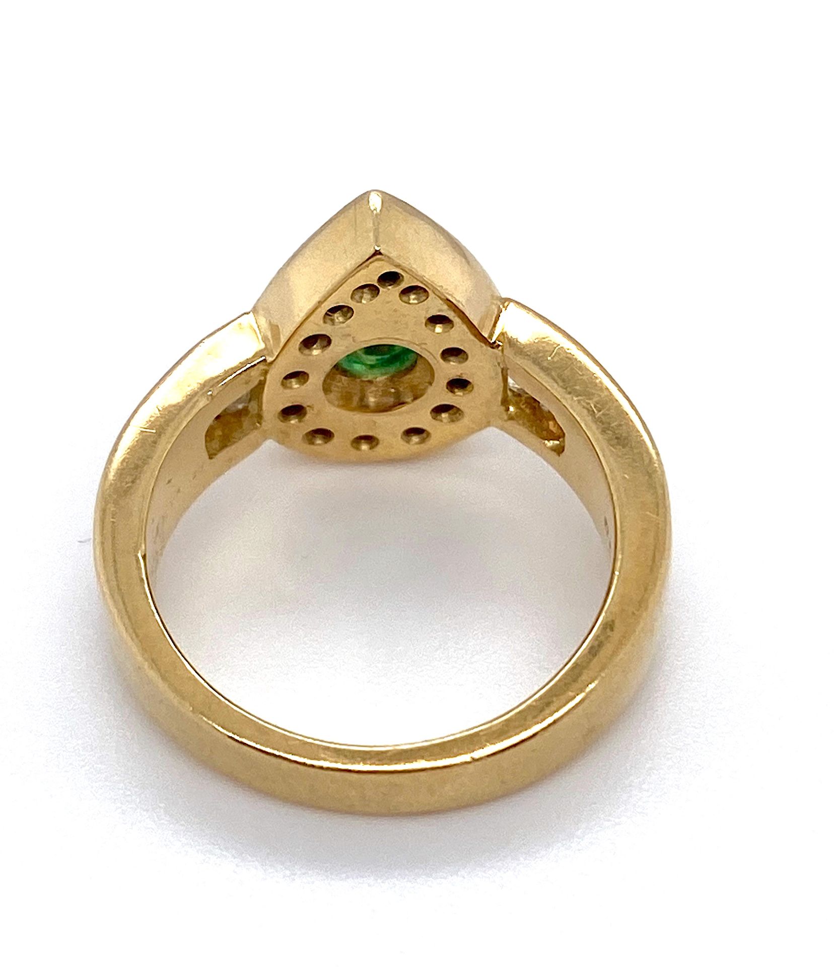 Ring with one emerald, brilliants and diamonds, total ca. 0,45 ct - Image 4 of 4