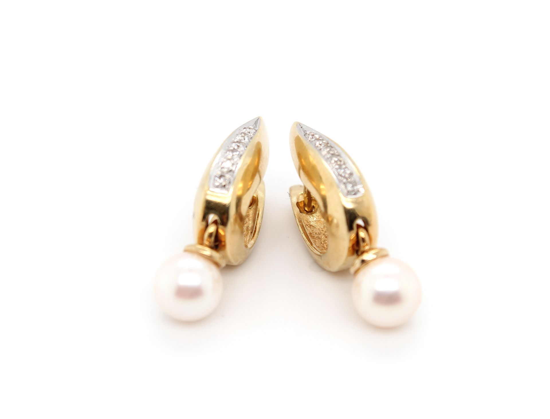 1 pair of earrings with cultured pearls and diamonds