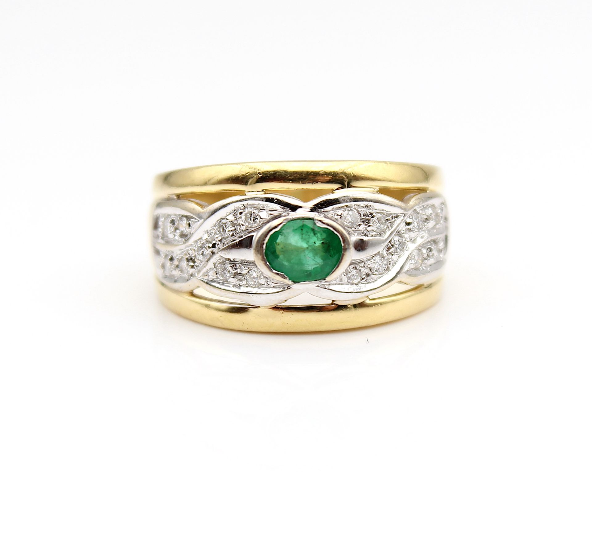 Charming ring with emerald and brilliants