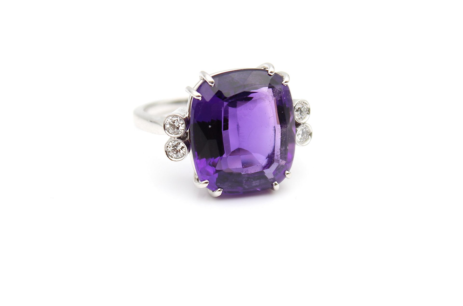 Ring with a great amethyst and brilliants - Image 2 of 3