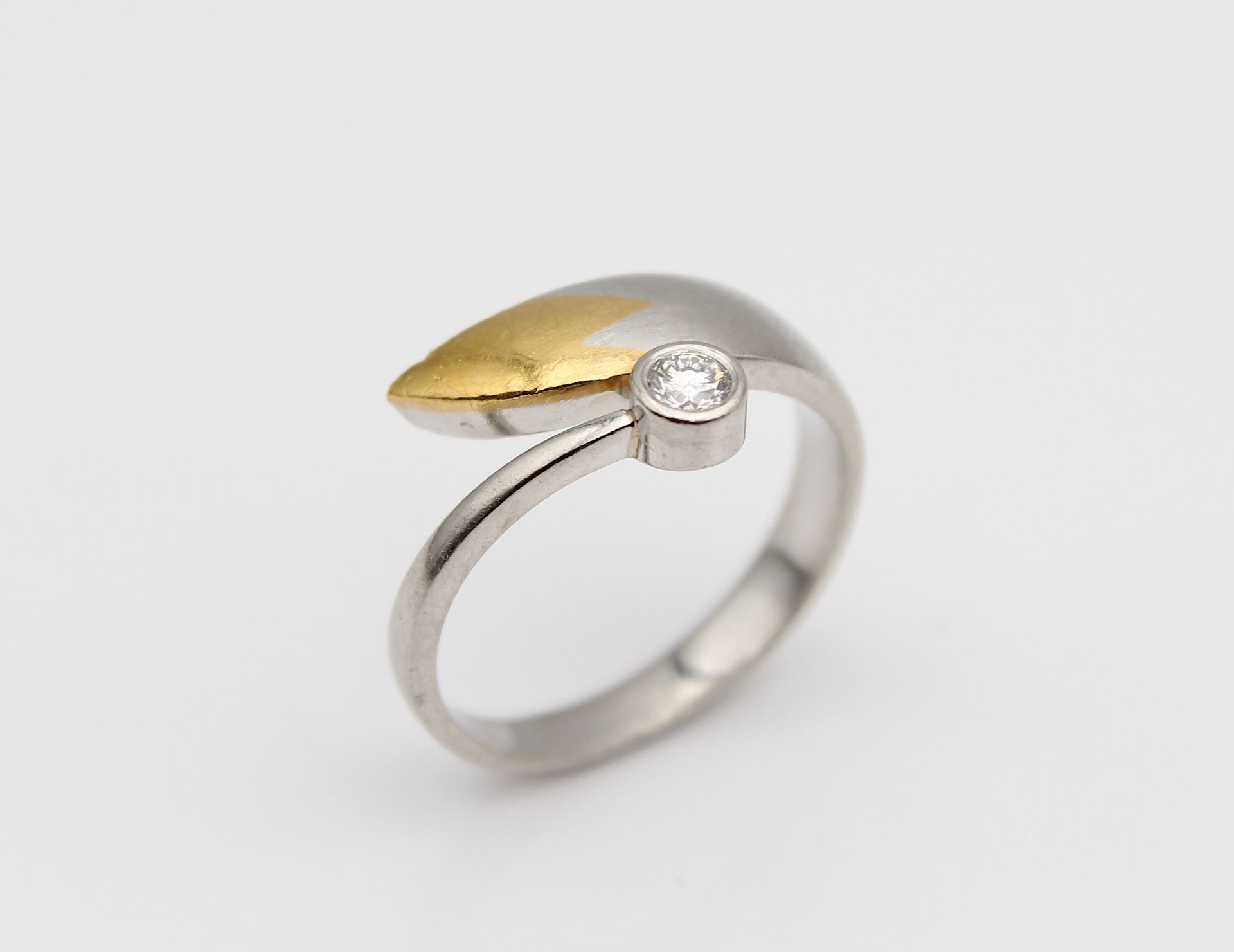 Modern platinum ring with brilliant - Image 2 of 4