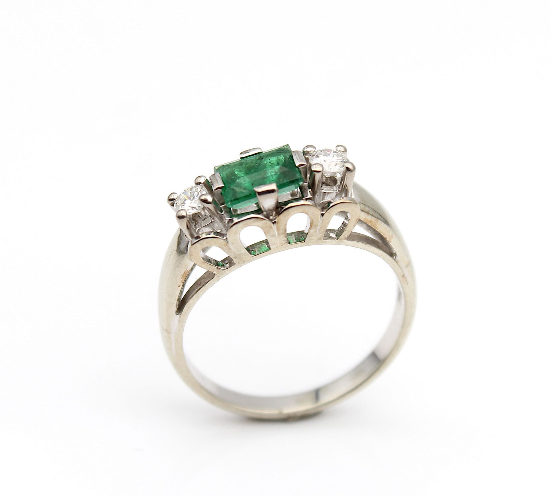 Classic ring with emerald and brilliants - Image 2 of 4