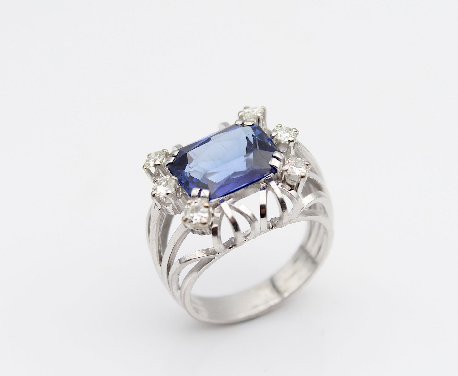 Imposing ring with a large synth. sapphire - Image 3 of 4