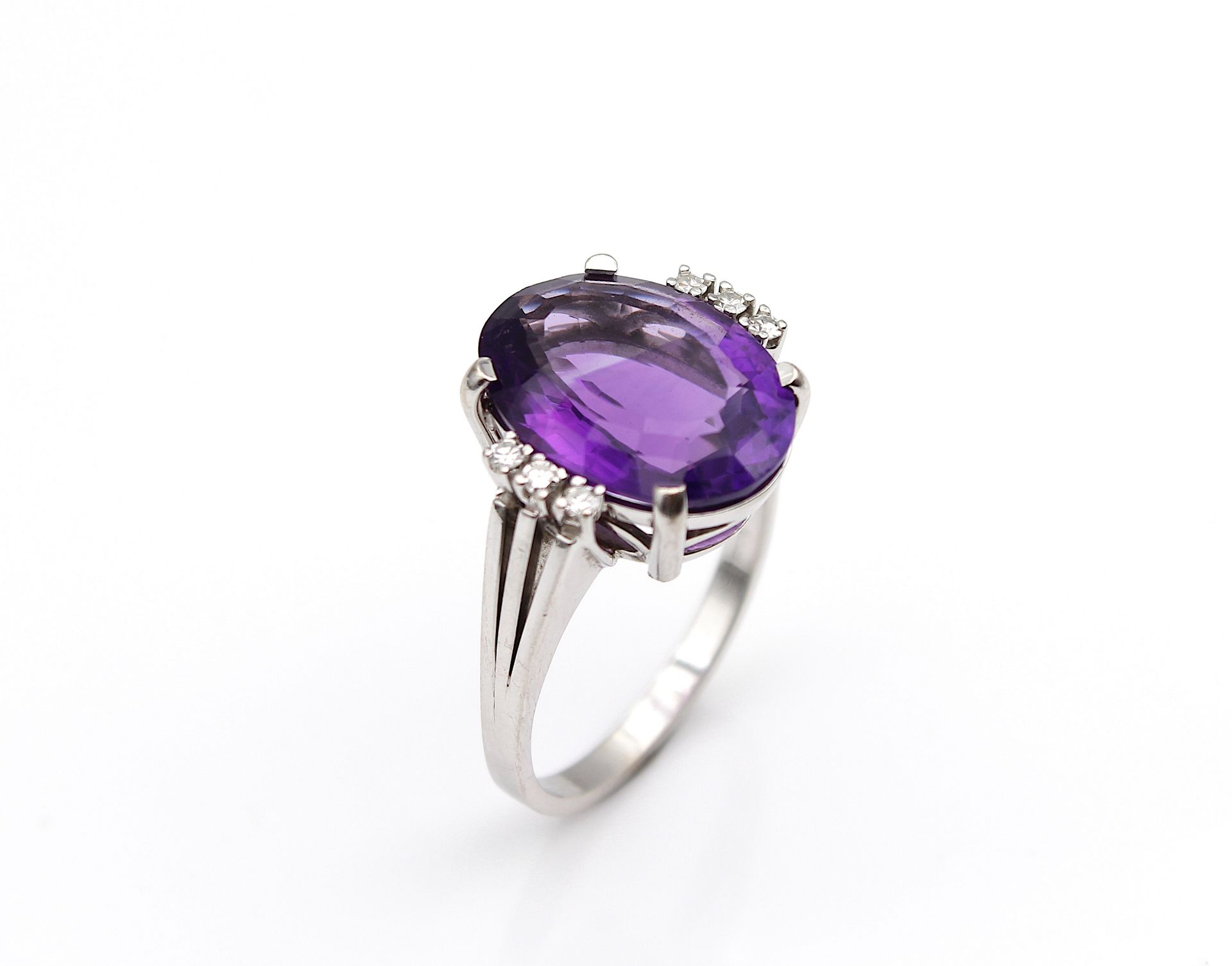 Elegant amethyst ring with diamonds