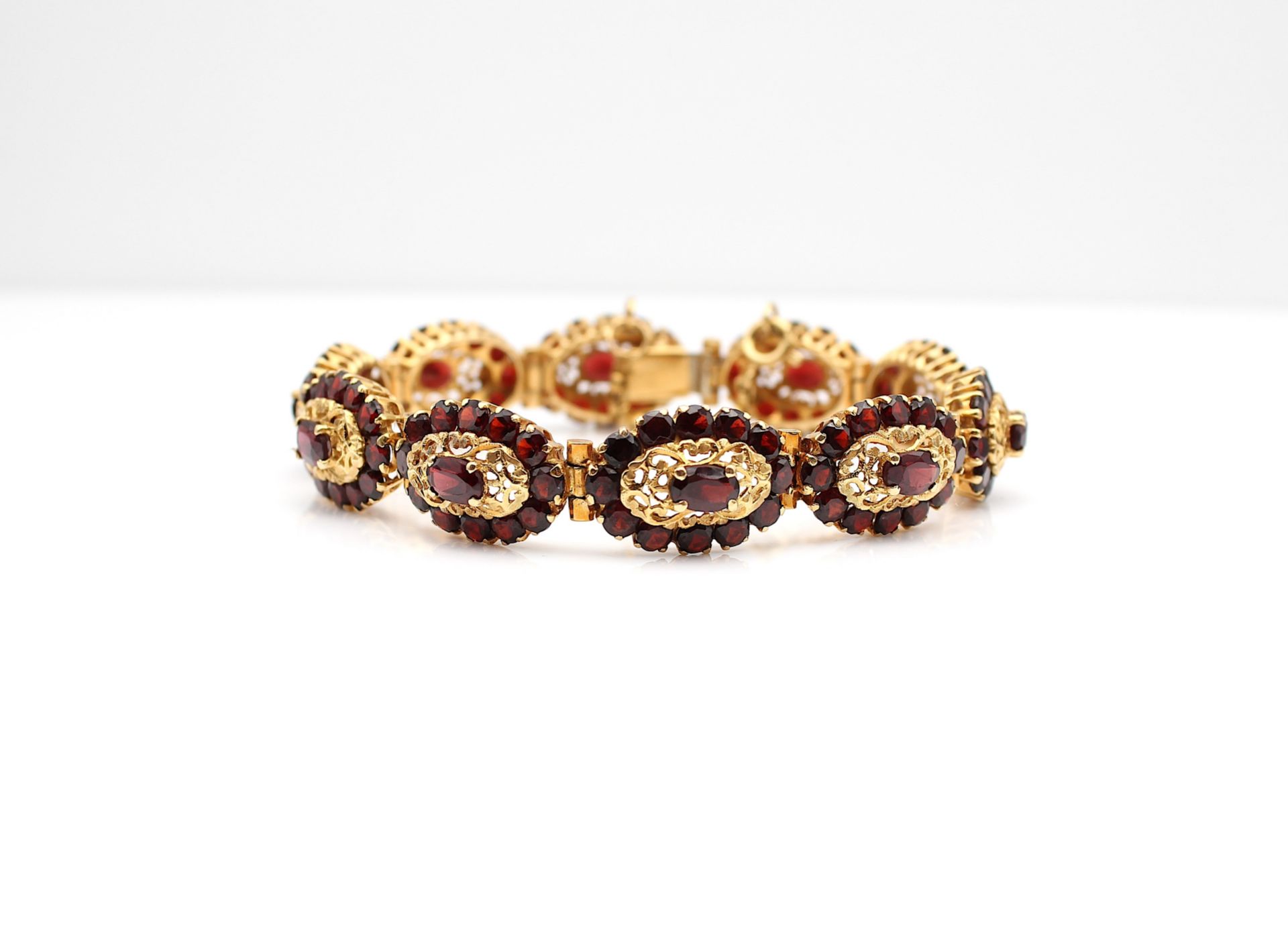 Impressive garnet bracelet in 750 gold