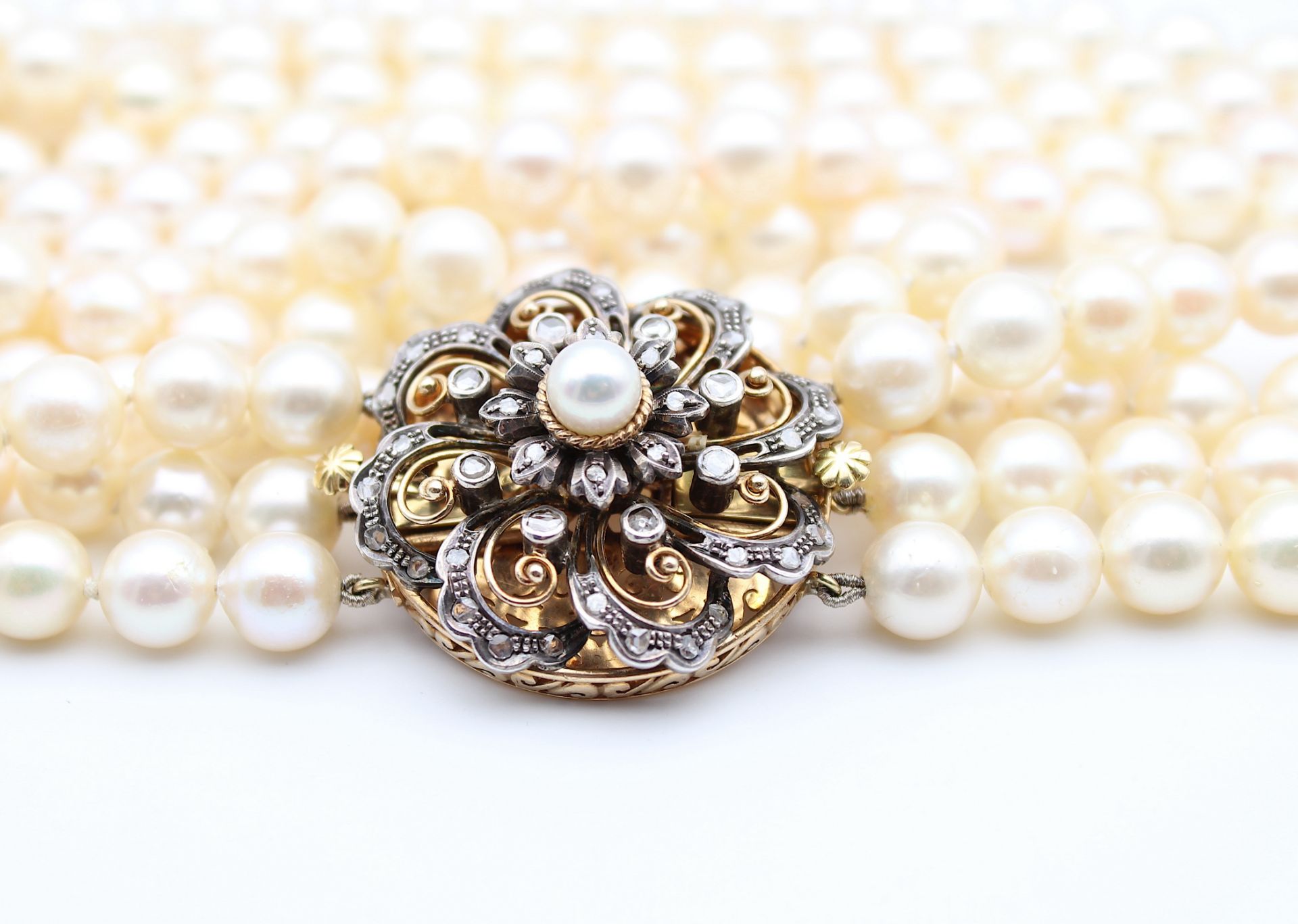 Vintage cultured pearl necklace with large gold lock with diamonds