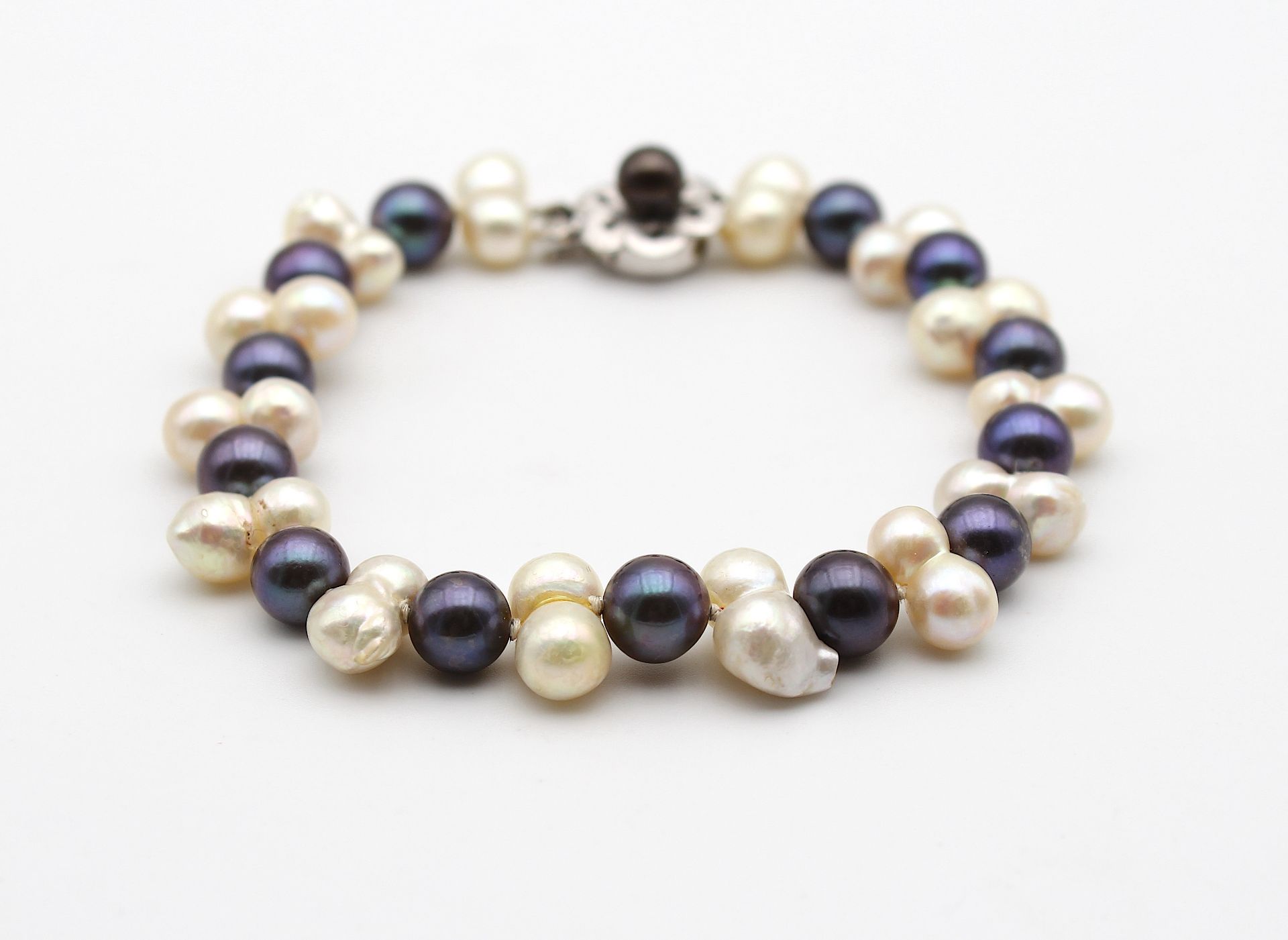 Special bracelet with cultured pearls