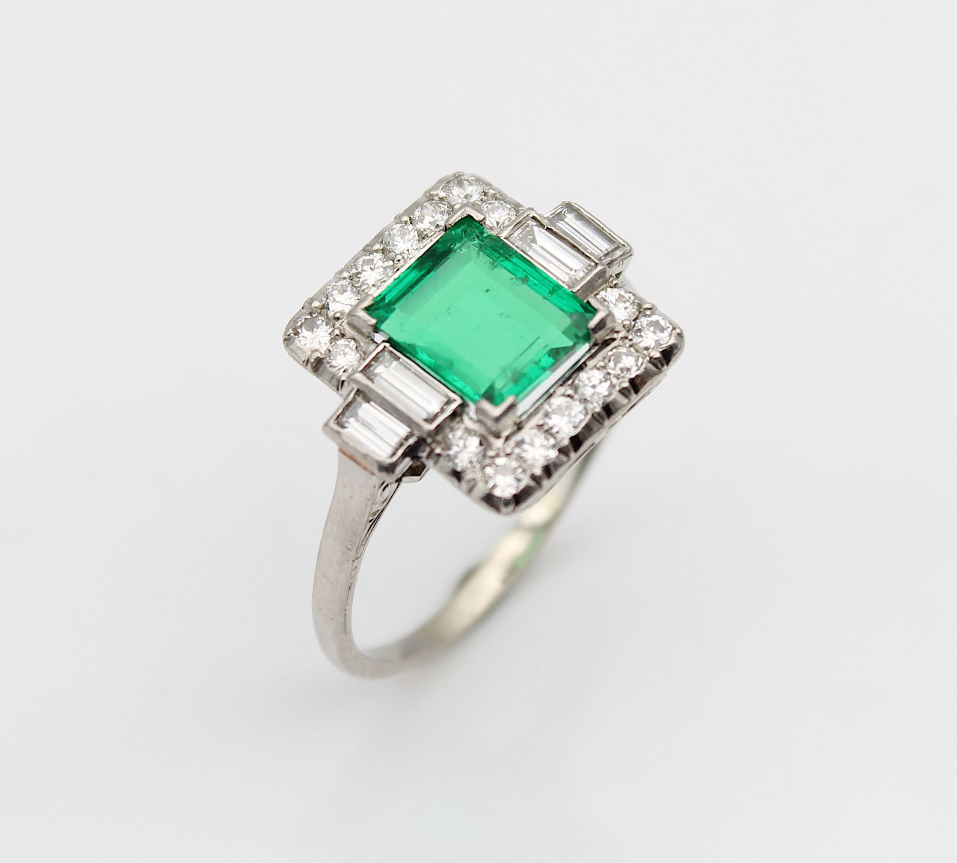 Platin Ring mit einem Smaragd und Diamanten - Bild 3 aus 4