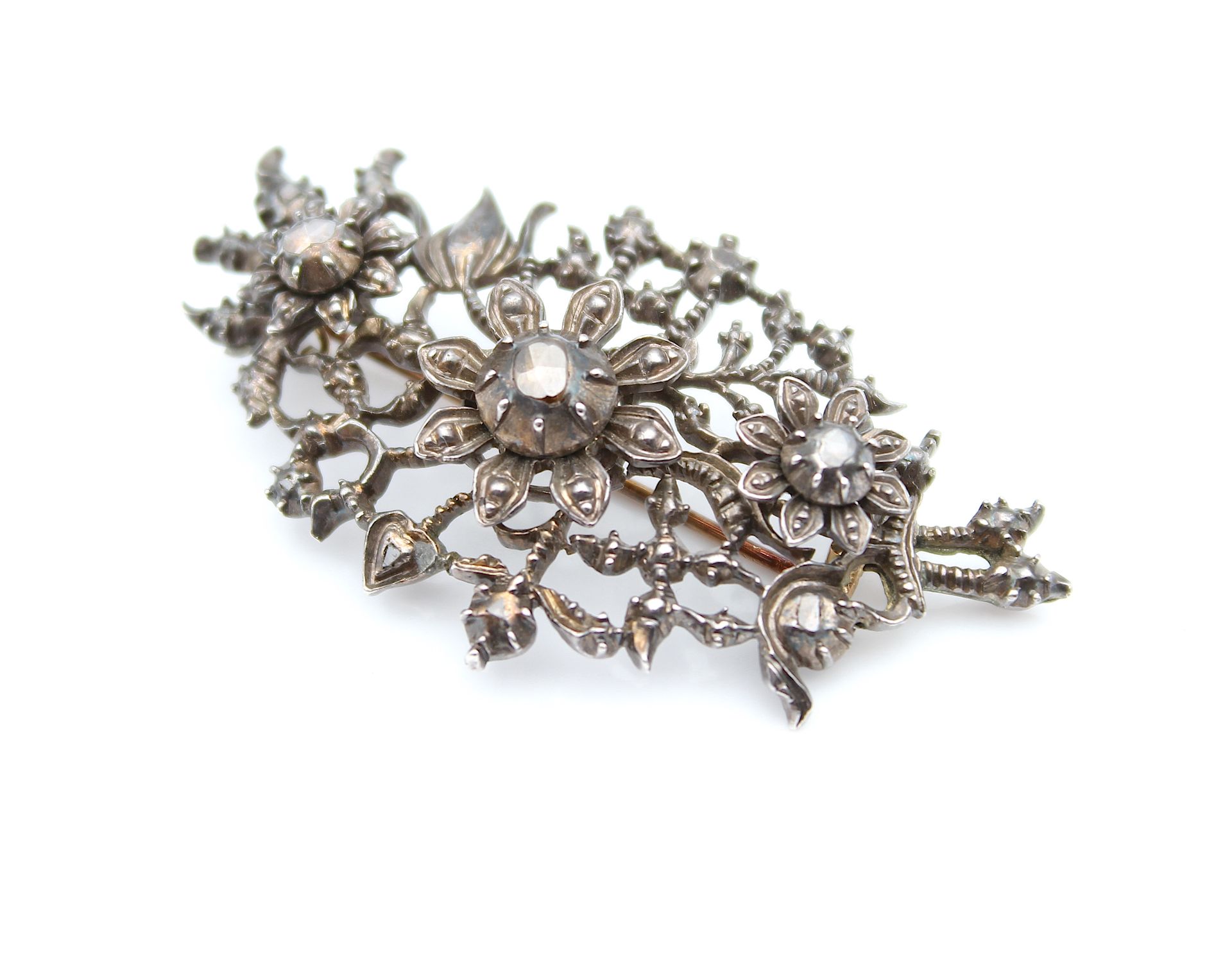 Brooch in silver with brown diamonds