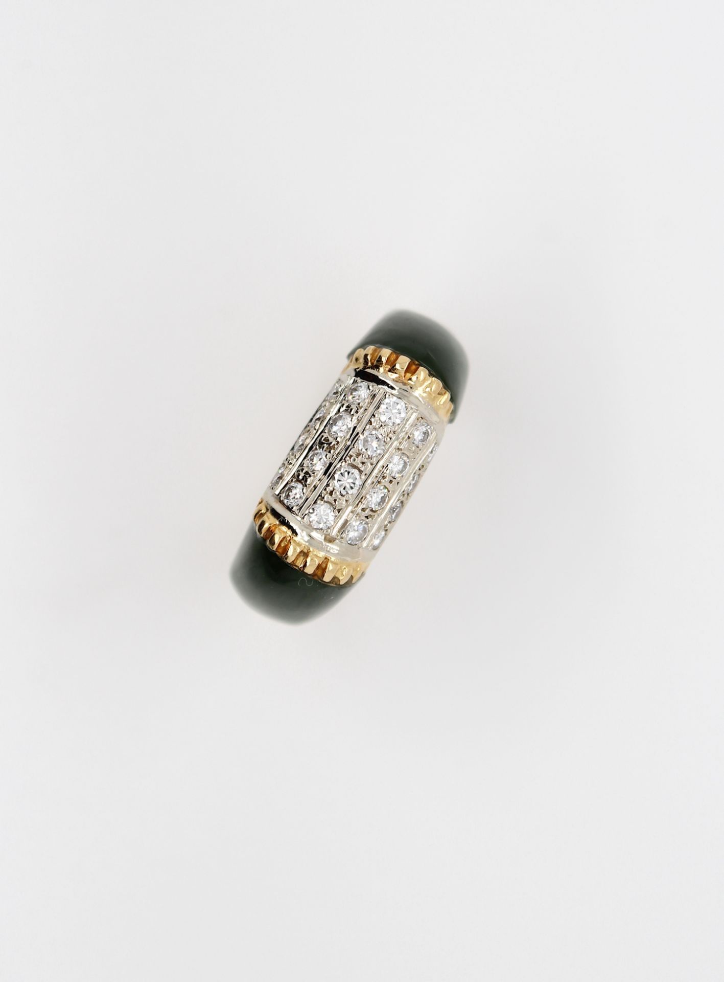 Ring mit Jade und Brillanten, ges. ca. 0,30 ct