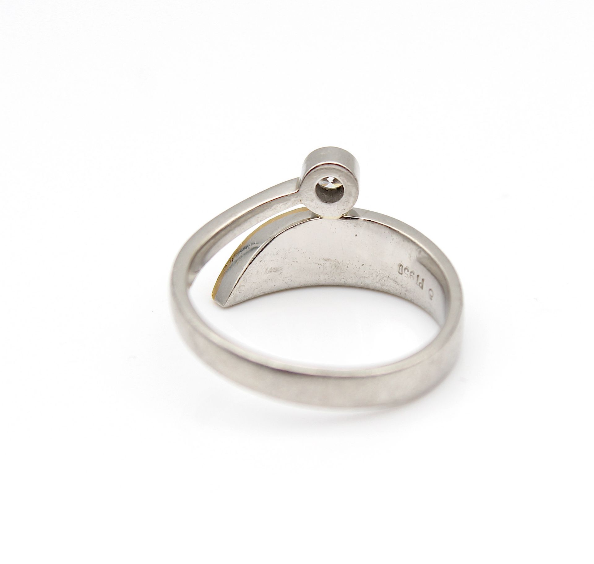 Modern platinum ring with brilliant - Image 4 of 4