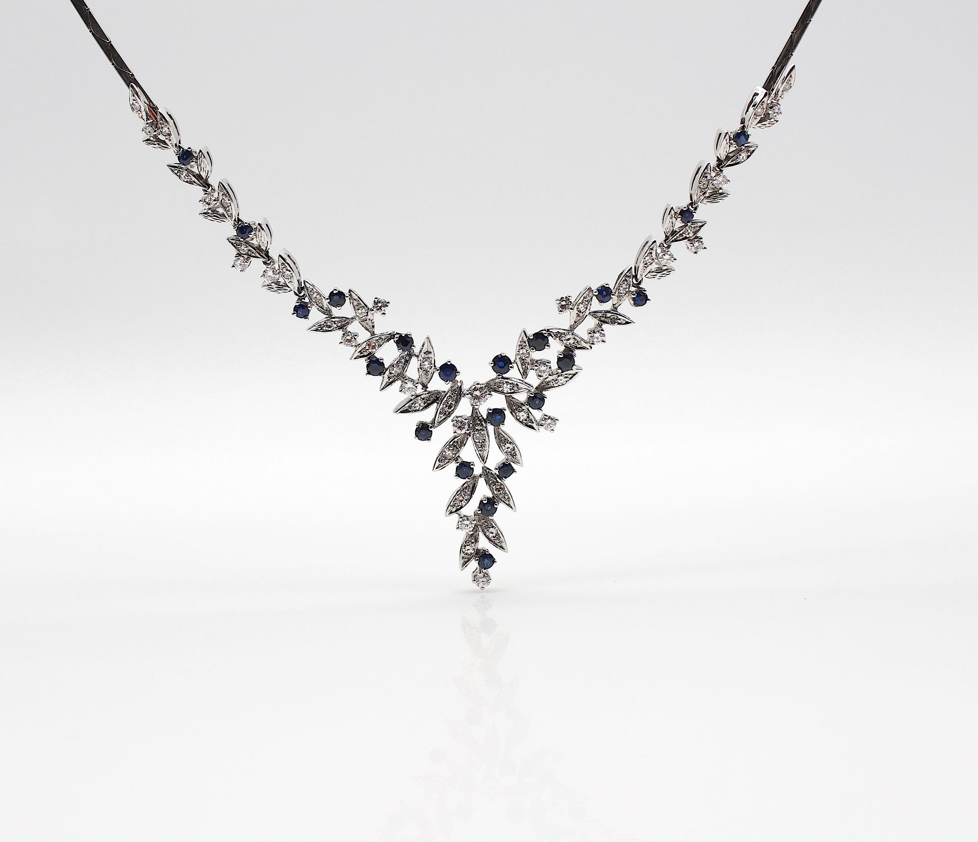 Verspieltes Collier mit Saphiren, Brillanten und Diamanten - Bild 2 aus 4