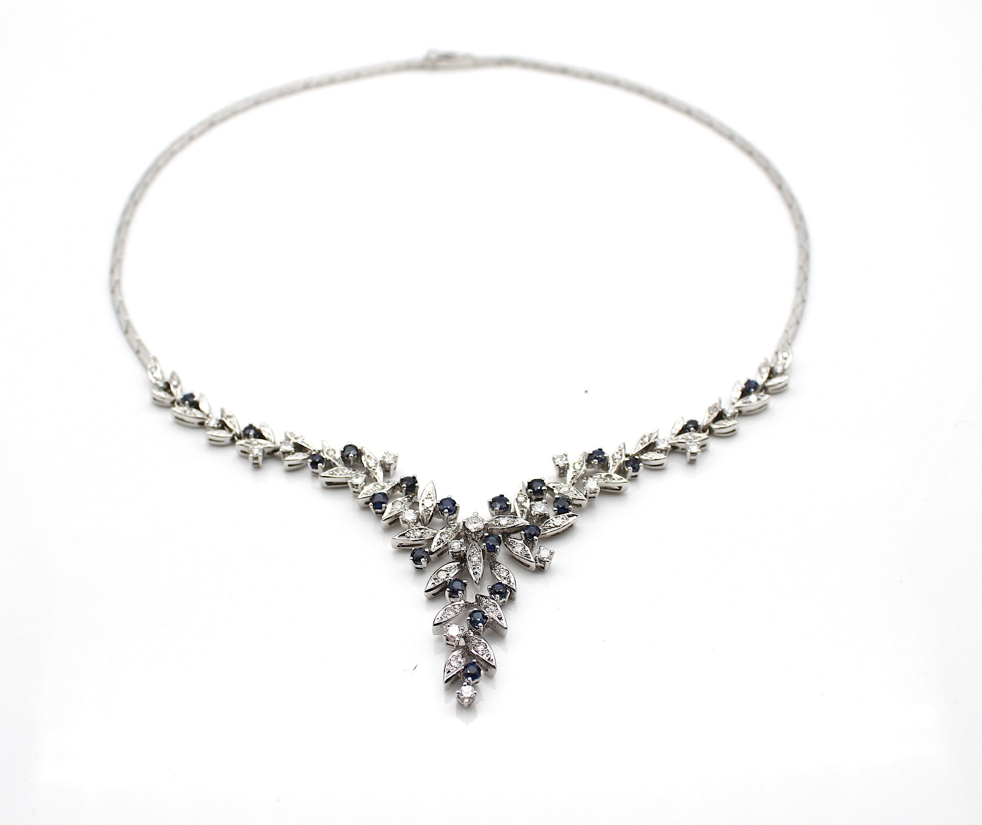 Verspieltes Collier mit Saphiren, Brillanten und Diamanten - Bild 3 aus 4