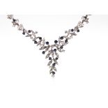 Verspieltes Collier mit Saphiren, Brillanten und Diamanten