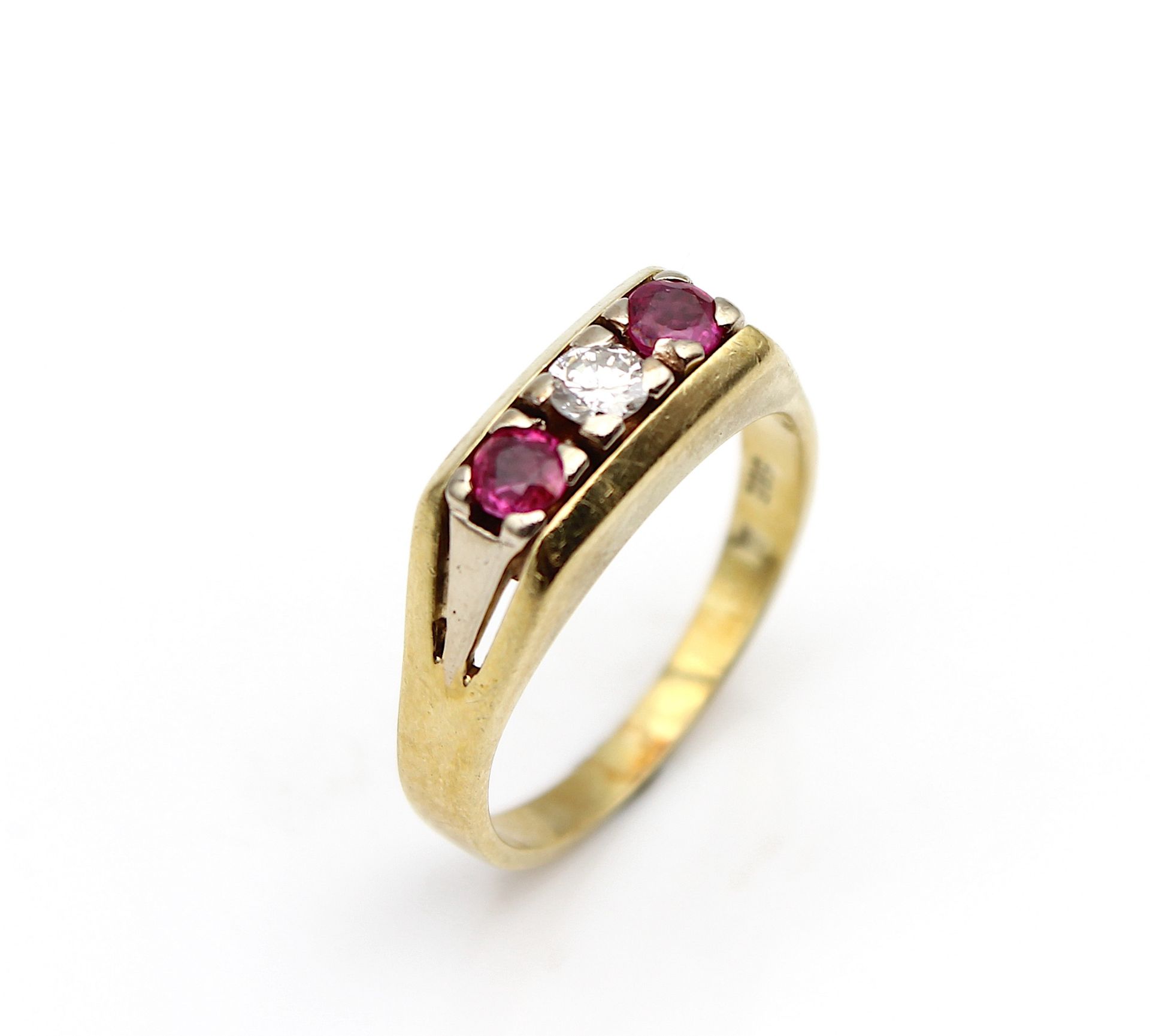 Schicker Ring mit pinken Saphiren und Brillant