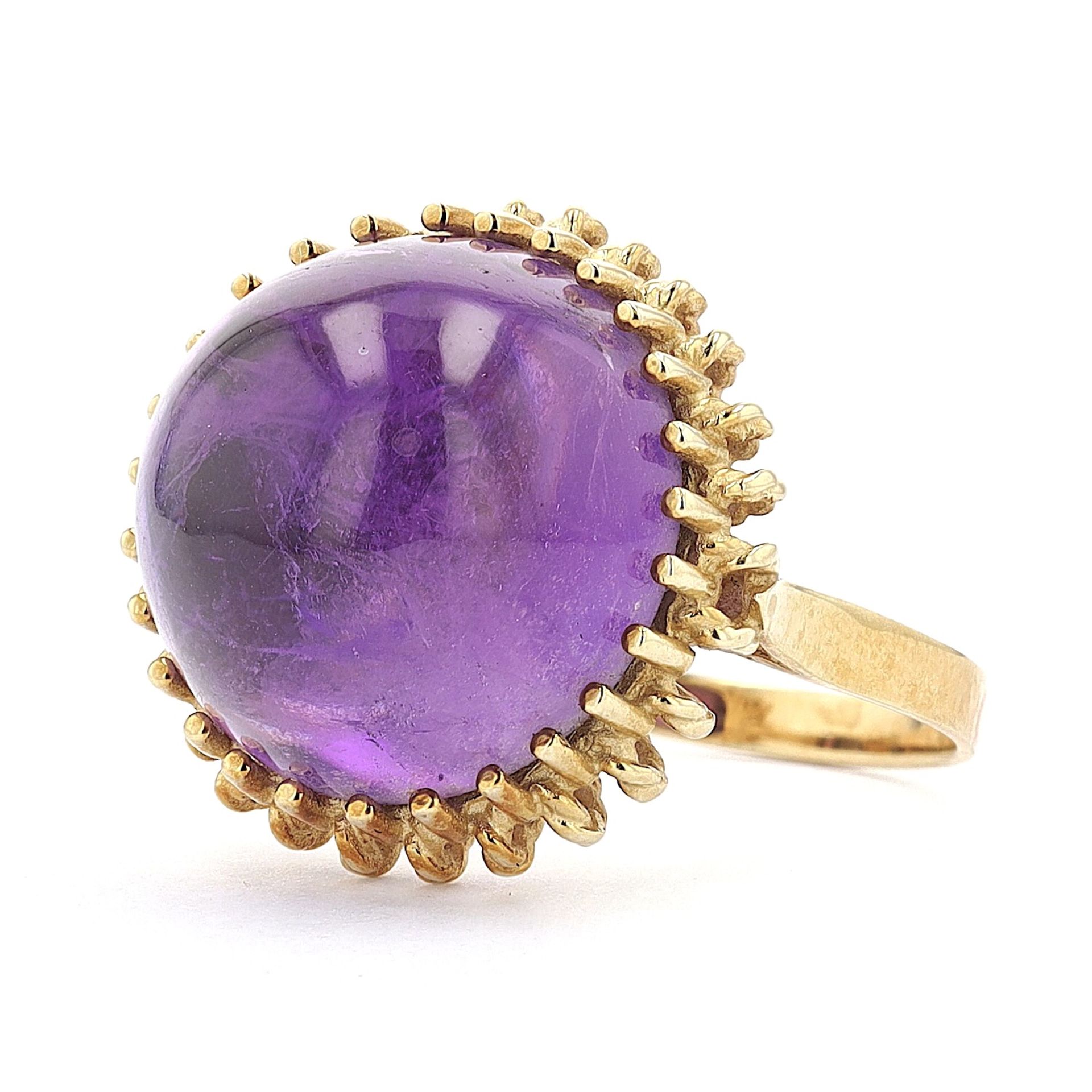 Ring mit einem Amethyst-Cabochon