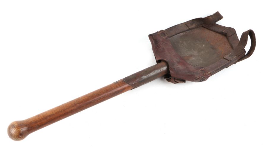 A WW1 German shovel / spade in its leather holsterCondition Report: No markings on shovel or