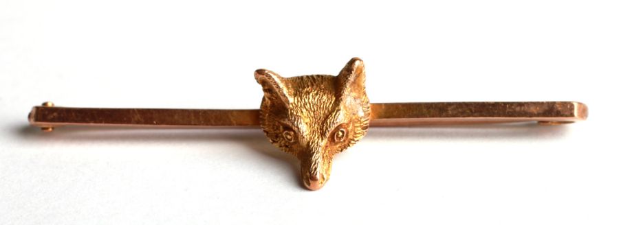 Hunting interest. A 9ct gold fox mask bar brooch or stock pin, 4.6g, cased.