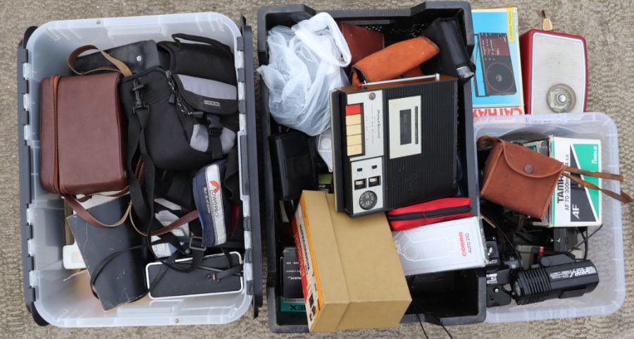 A large quantity of vintage and modern cameras to include box cameras and 35mm cameras (five - Image 2 of 3