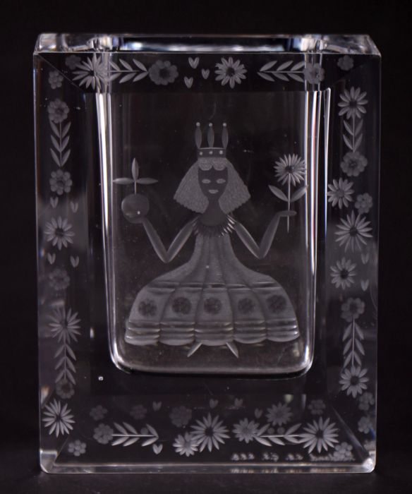 A Norwegian Hadeland Art glass vase with engraved decoration, signed 'Hadeland S.B G.S S.E.B', 10.