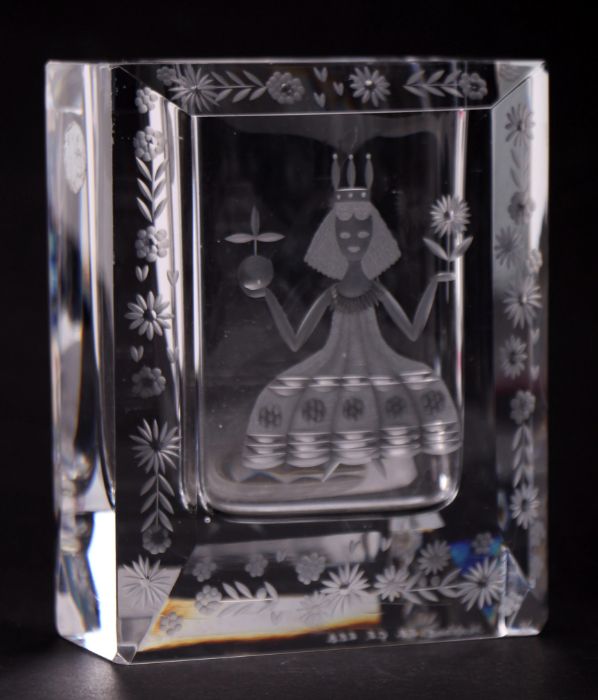 A Norwegian Hadeland Art glass vase with engraved decoration, signed 'Hadeland S.B G.S S.E.B', 10. - Image 2 of 3