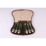 A boxed set of six silver teaspoons and matching sugar tongs, Birmingham 1910, 168g.