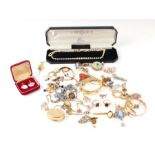 A quantity of assorted costume jewellery to include a faux pearl necklace; brooches; bangles and