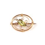 An Edwardian 15ct gold peridot and seed pearl brooch, 2.7g.