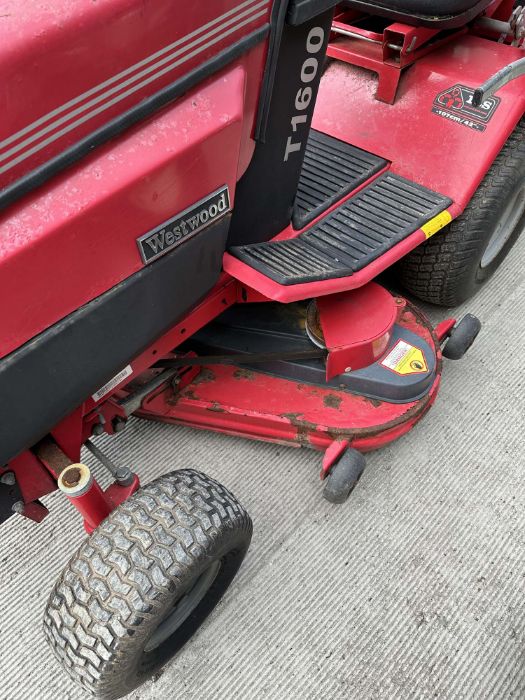 A Westwood T1600 ride-on petrol lawn mower, together with grass collection box. - Image 10 of 10