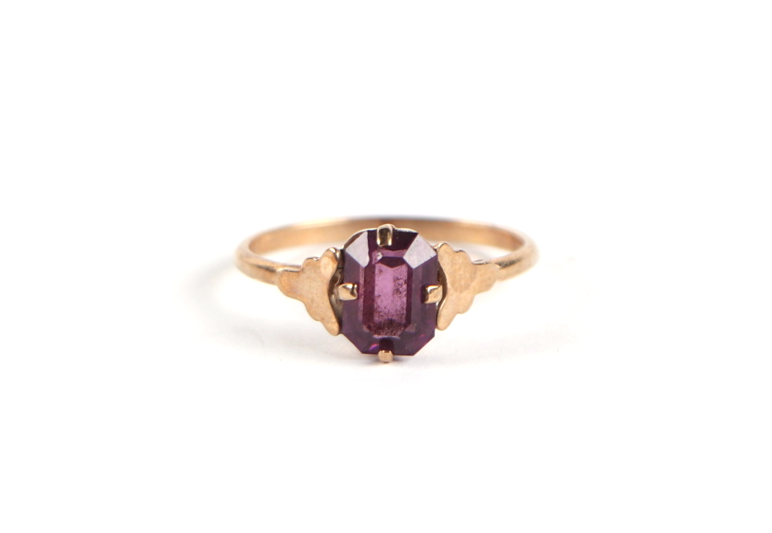 A 9ct gold and amethyst solitaire ring, approx UK size 'P', 1g.