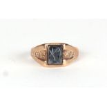 A 9ct gold gentleman's signet ring, approx UK size P, 2.7g.