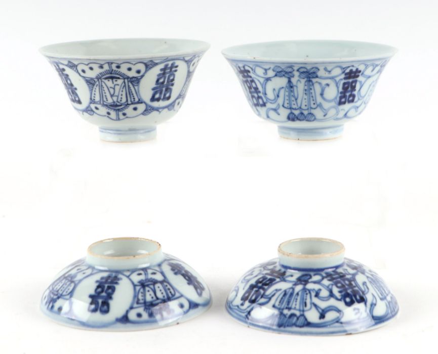 A pair of Chinese blue and white bowls and covers. 11cm diameter - Image 2 of 4