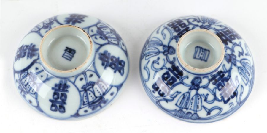 A pair of Chinese blue and white bowls and covers. 11cm diameter - Image 3 of 4