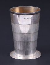 A George V silver concertina collapsible beaker or stirrup cup, Birmingham 1922, 91g, cased.