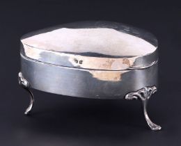 A George IV silver heart shaped trinket box on pad feet, Birmingham 1942, 397g. Condition Report