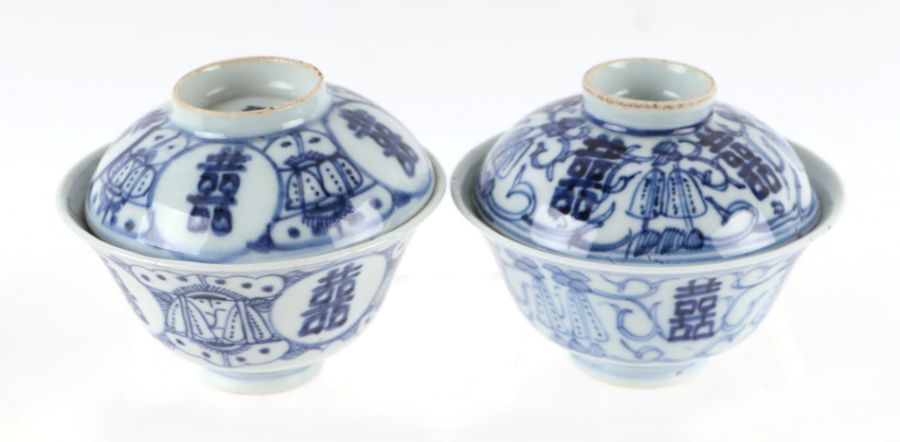A pair of Chinese blue and white bowls and covers. 11cm diameter