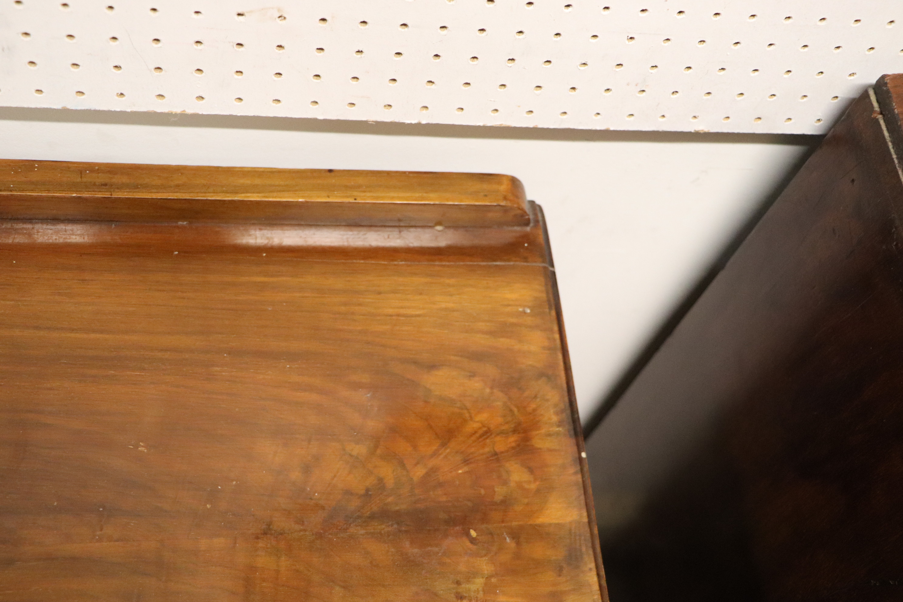 An Edwardian walnut dressing table with an arrangement of three drawers, on reeded tapering legs, - Image 3 of 7