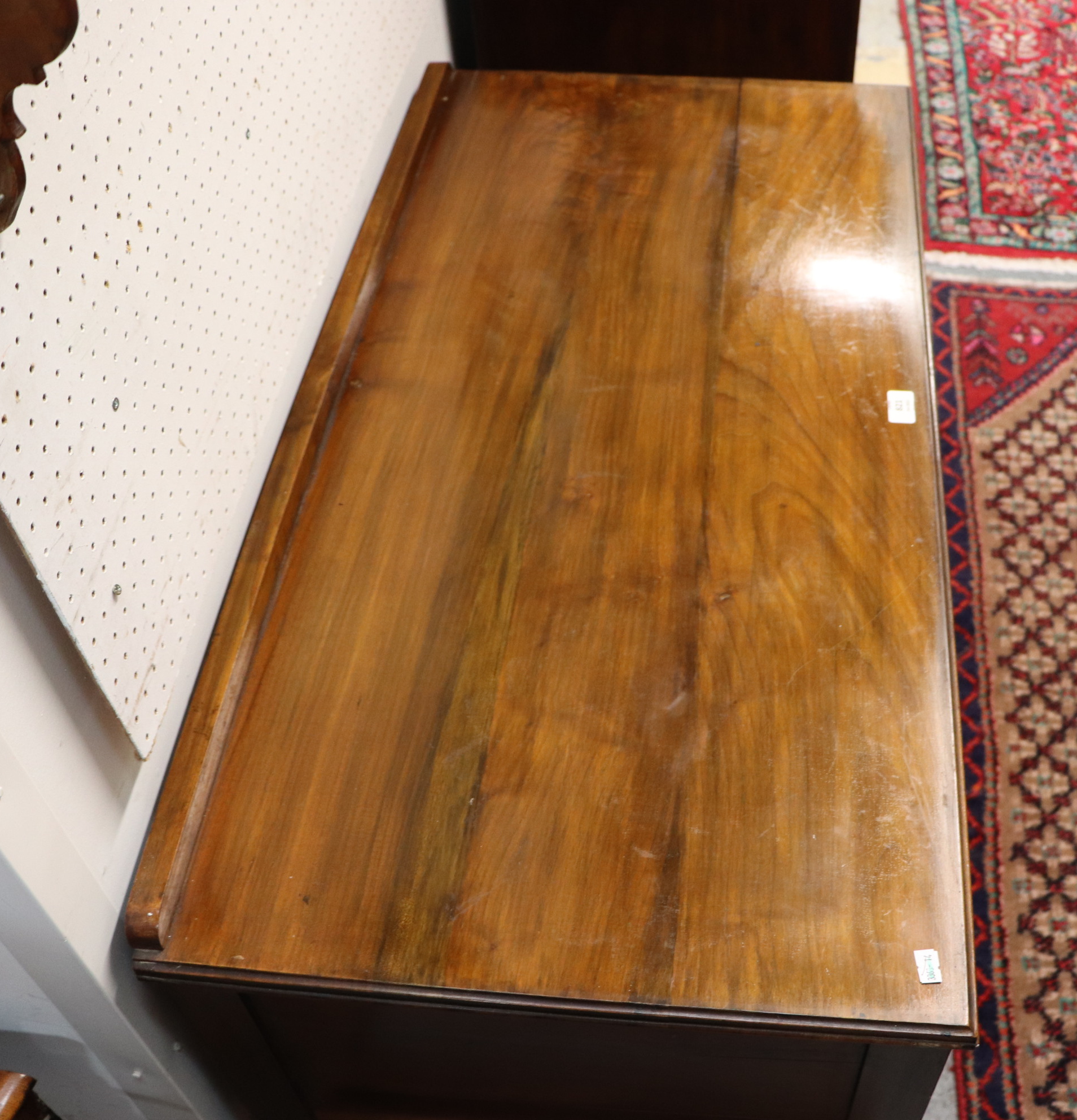 An Edwardian walnut dressing table with an arrangement of three drawers, on reeded tapering legs, - Image 4 of 7