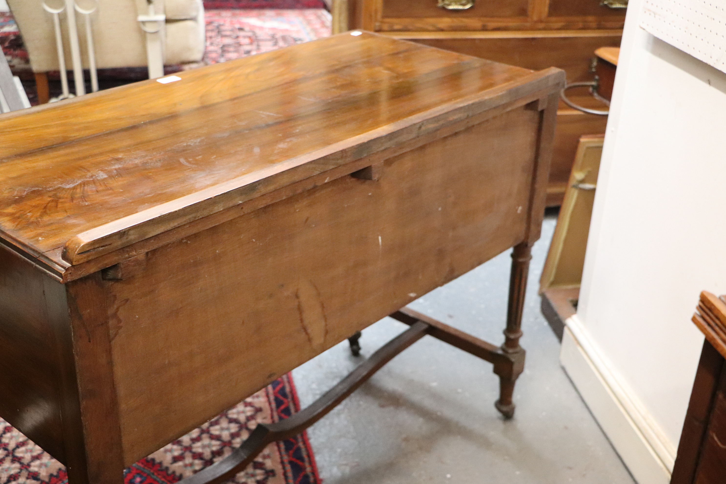 An Edwardian walnut dressing table with an arrangement of three drawers, on reeded tapering legs, - Image 7 of 7